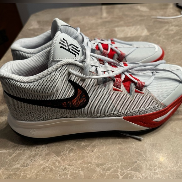 Nike Kyrie Flytrap 6 Basketball
Shoes - Picture 5 of 10